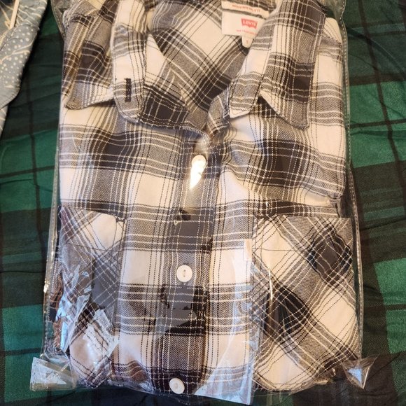 Levi’s Boyfriend Fit Plaid Button Up Shirt - Picture 2 of 5
